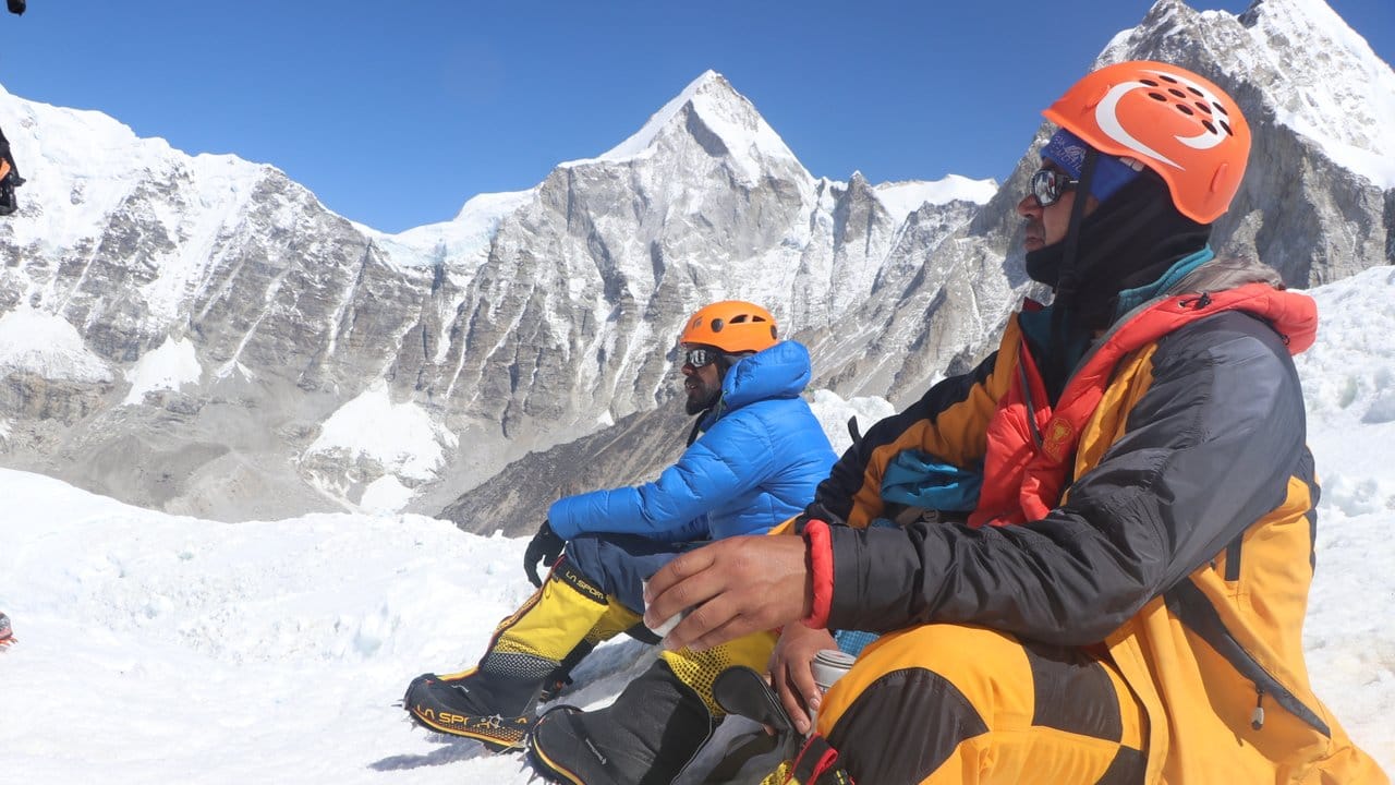 Khim Lal Gautam (r) und sein Teamkollege während der Mission zur Vermessung des Mount Everest.