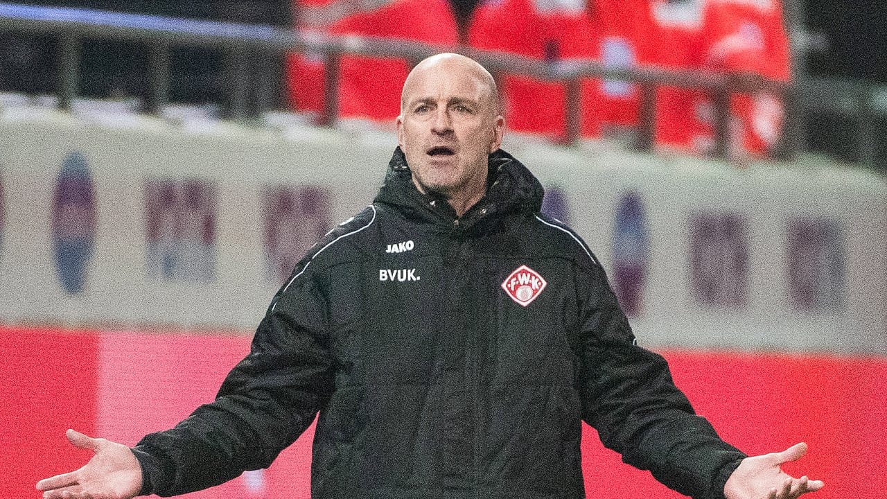 Hat mit den Würzburger Kickers keinen Erfolg: Trainer Marco Antwerpen gestikuliert. Hat mit den Würzburger Kickers keinen Erfolg: Trainer Marco Antwerpen gestikuliert.