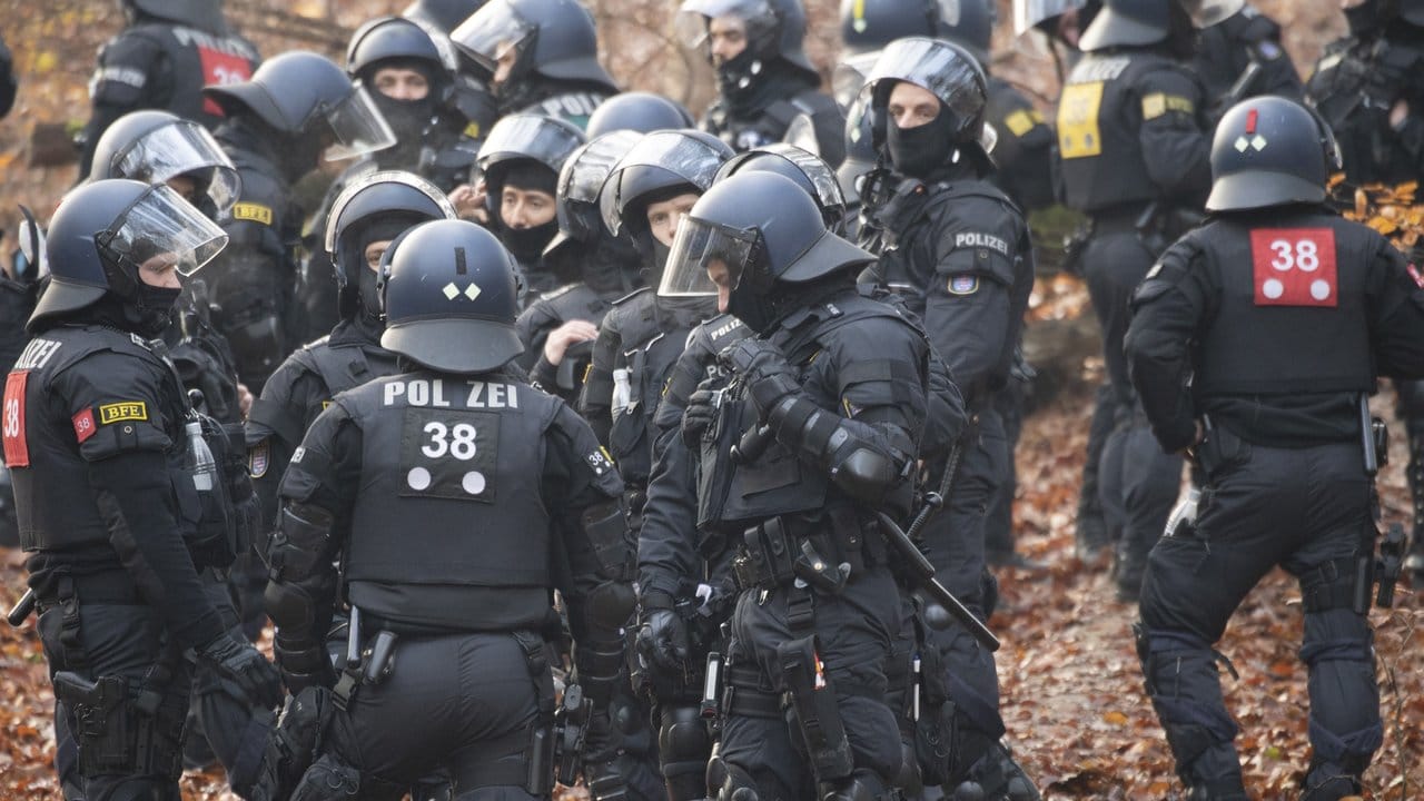 Mehrere Hundert Beamte aus ganz Deutschland sind im Dannenröder Forst im Einsatz.