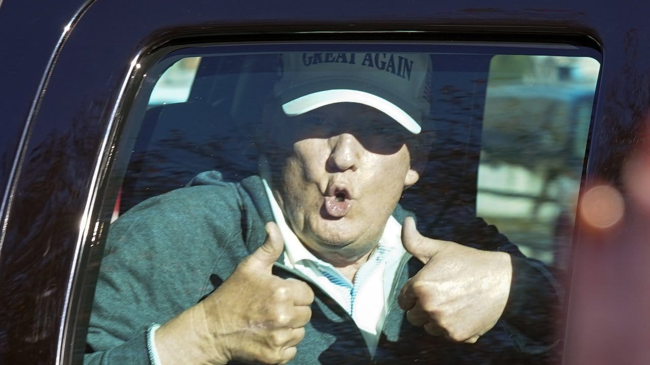 Donald Trump, Präsident der USA, gibt den Anhängern zwei Daumen hoch, als er nach dem Golfspiel im Trump National Golf Club verlässt.