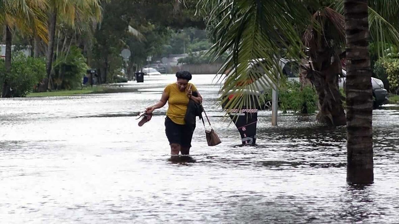 Nach starken Regenfällen steht das Hochwasser in den Straßen von Fort Lauderdale.