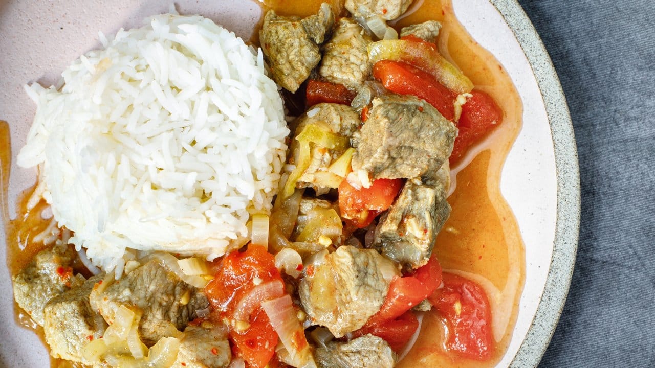 Ein bisschen süß, ein bisschen sauer und genau die richtige Schärfe: Das Currygericht Vindaloo kann sowohl mit Schweine- als auch Geflügelfleisch zubereitet werden.
