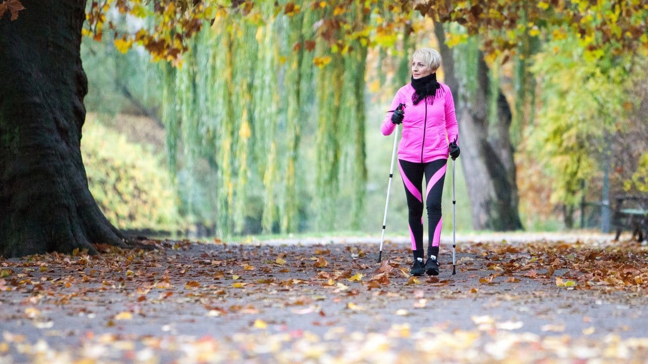 Jeder Sport ist bei Bluthochdruck gut für den Körper - Nordic Walking zählt aber zu den besonders empfehlenswerten.