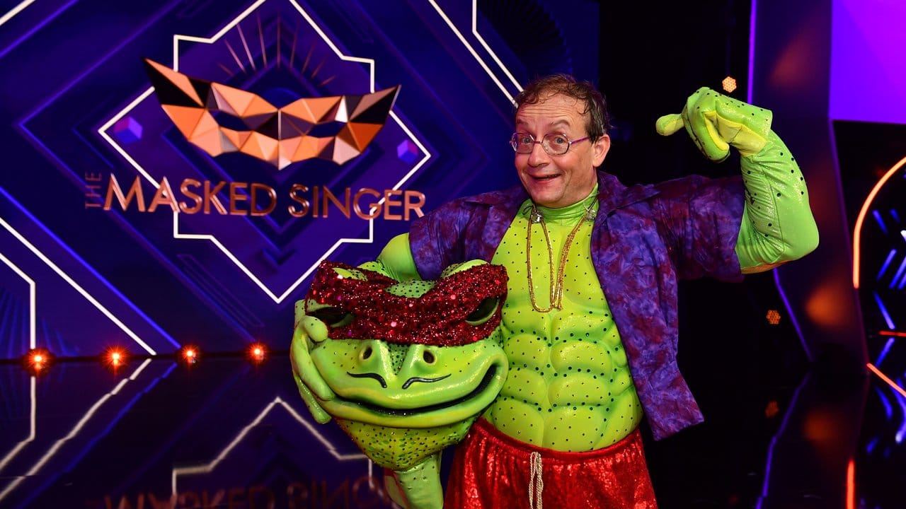 Wigald Boning im Kostüm der Figur "Der Frosch" nach der Enttarnung in der ProSieben-Show "The Masked Singer". Wigald Boning im Kostüm der Figur "Der Frosch" nach der Enttarnung in der ProSieben-Show "The Masked Singer".