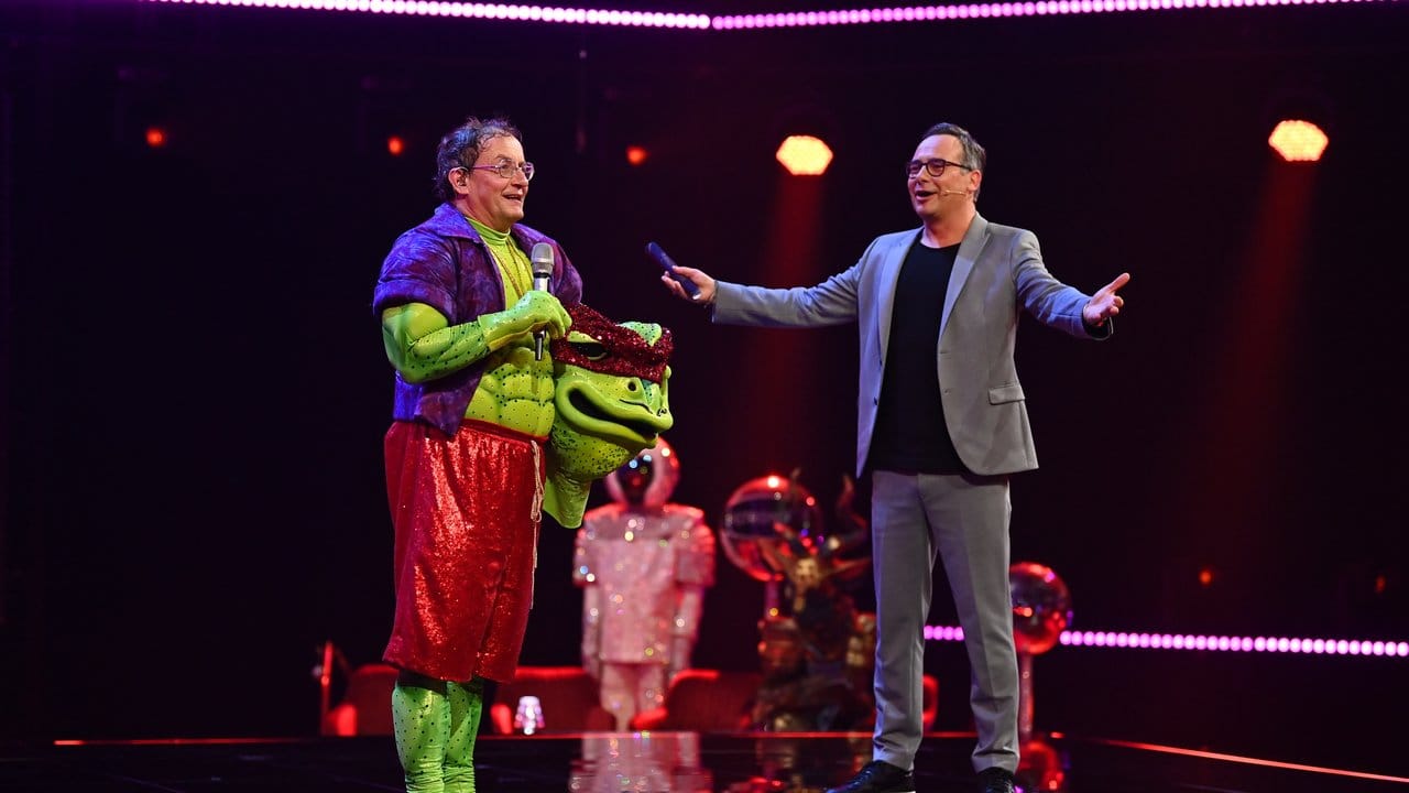 Wigald Boning (l) neben Moderator Matthias Opdenhövel in der ProSieben-Show "The Masked Singer". Wigald Boning (l) neben Moderator Matthias Opdenhövel in der ProSieben-Show "The Masked Singer".