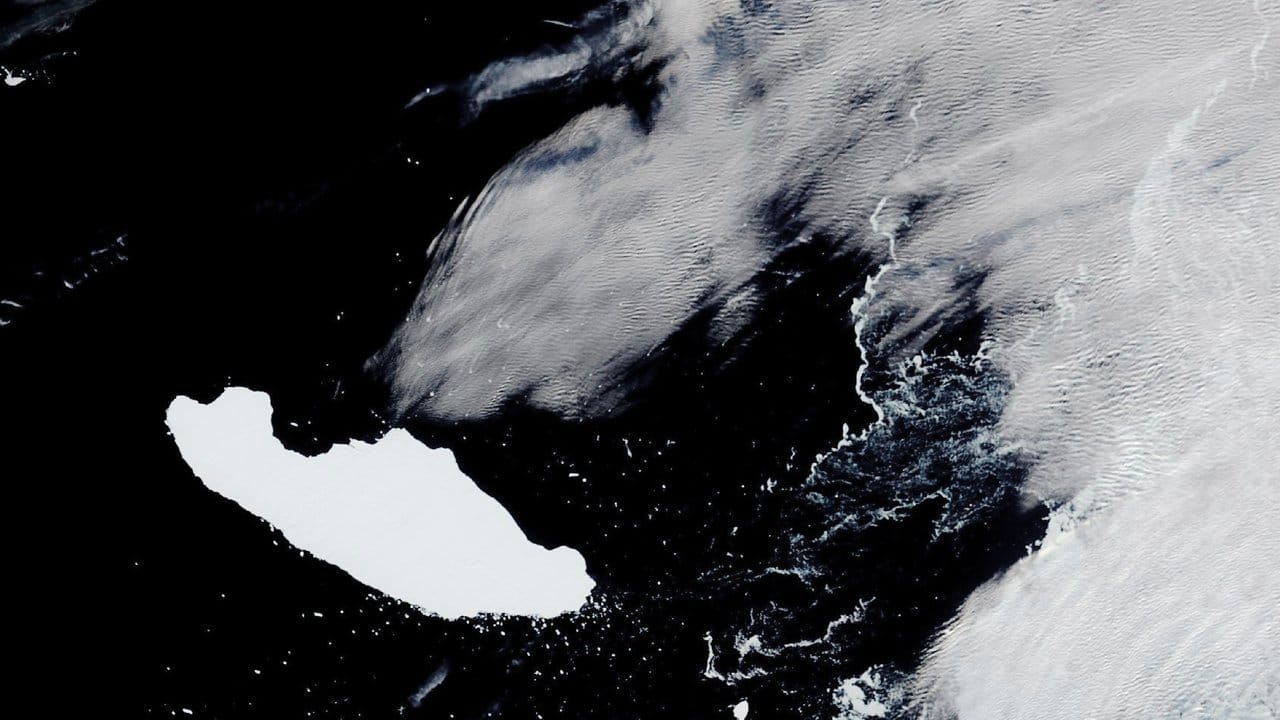 Der Eisberg A68a (unten links) treibt auf dem Sattelitenfoto der NASA in der Nähe der Südlichen Orkneyinseln.