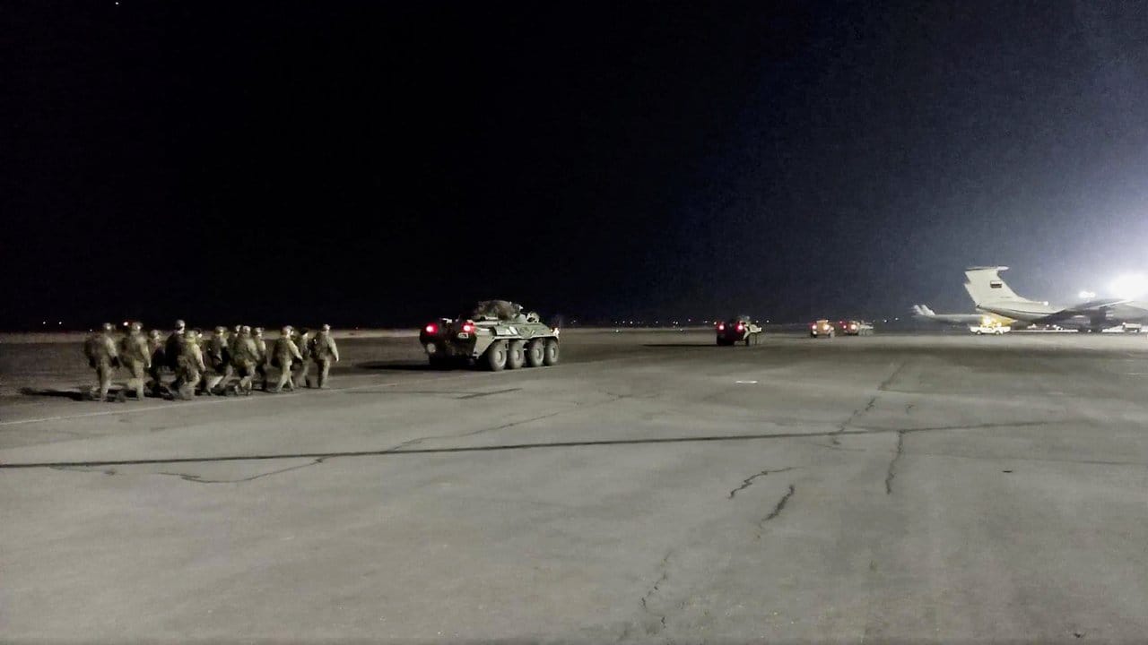 Russische Friedenstruppen und ihre Militärfahrzeuge bewegen sich auf einem Flughafen außerhalb von Eriwan.