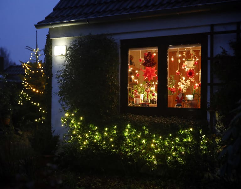 Weihnachtszeit: Traditionell schmücken die Deutschen in der Adventszeit ihren Vorgarten mit Lichtern. Aber auch über Weihnachten hinaus kann der Garten stimmungsvoll mit Licht in Szene gesetzt werden.