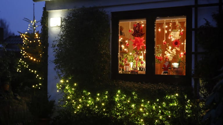 Weihnachtszeit: Traditionell schmücken die Deutschen in der Adventszeit ihren Vorgarten mit Lichtern. Aber auch über Weihnachten hinaus kann der Garten stimmungsvoll mit Licht in Szene gesetzt werden.