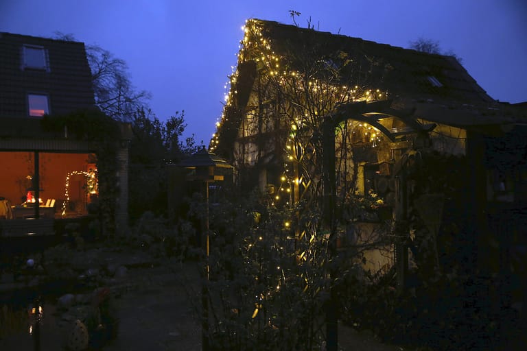 Lichterketten: Der Klassiker unter der Weihnachtsdeko. Sie kommen im Garten oder am Haus besonders gut zur Geltung und können auch das ganze Jahr über strahlen.