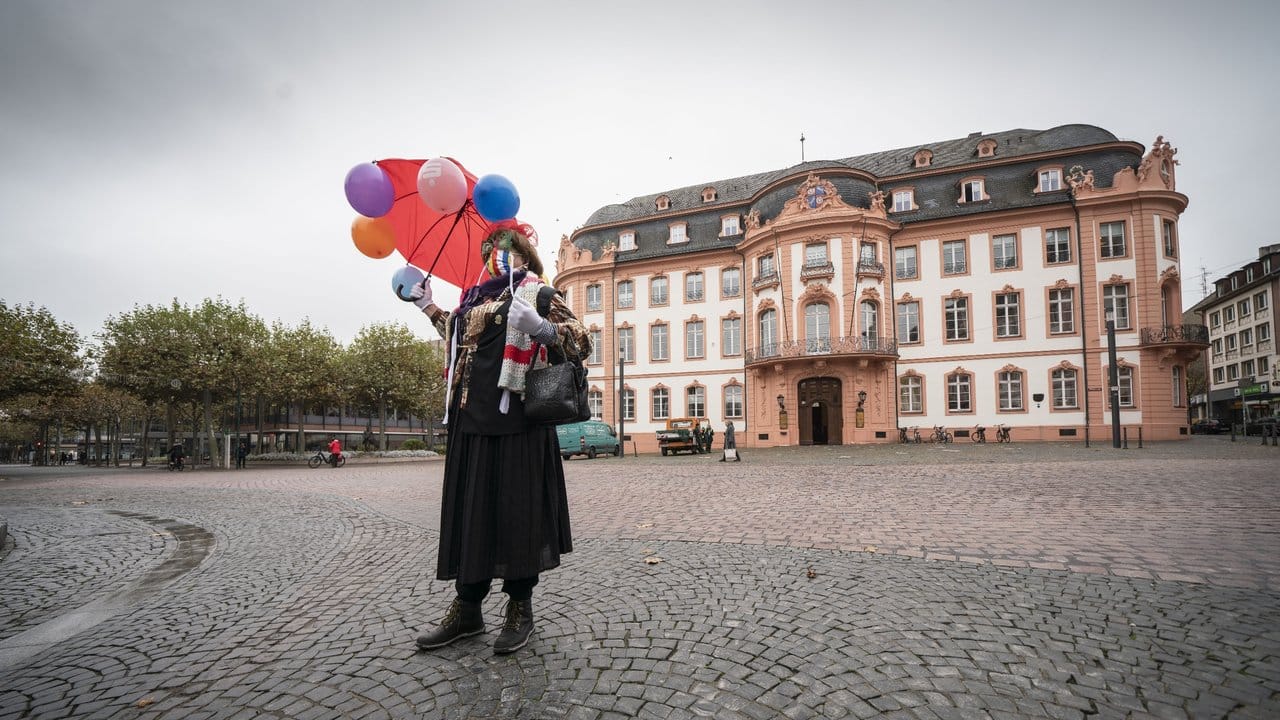 Der Karnevalist "Es Friedsche" aus Bingen steht allein auf dem Mainzer Schillerplatz, wo normalerweise am 11.