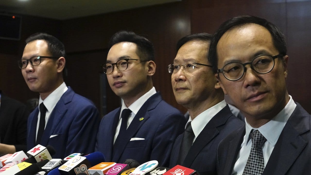 Hongkong hat die vier Politiker der demokratischen Opposition, Dennis Kwok (l-r), Alvin Yeung, Kenneth Leung, Kwok Ka-ki und Kwok Ka-ki, aus dem Parlament der Sonderverwaltungsregion ausgeschlossen.