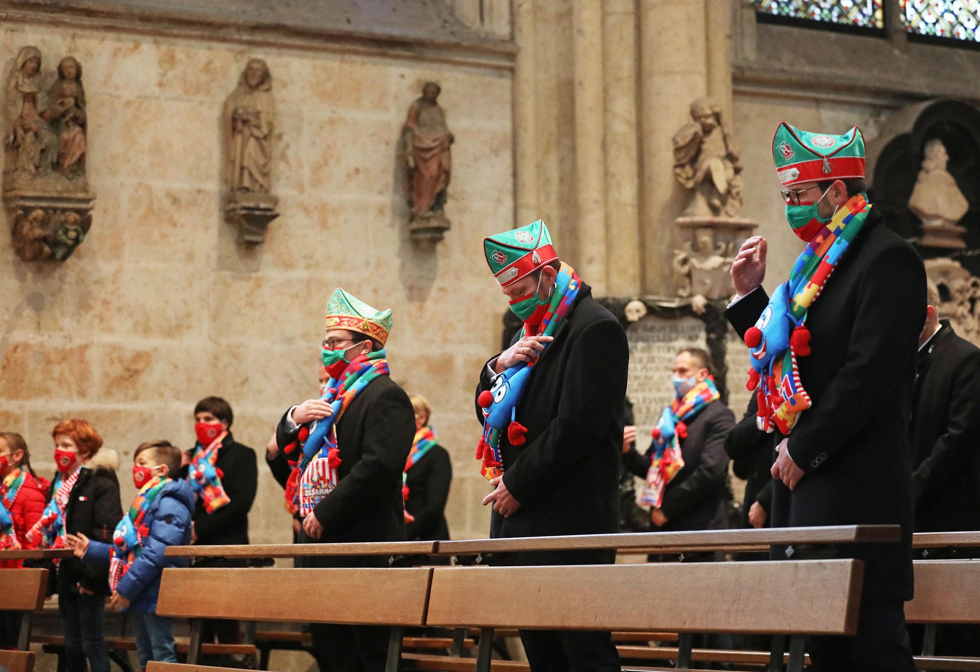 Mitglieder des Kölner Dreigestirns (vorne) und andere Karnevalisten beten im Dom: Wegen Corona ist der Auftakt der Karnevalssaison am 11.11. abgesagt.