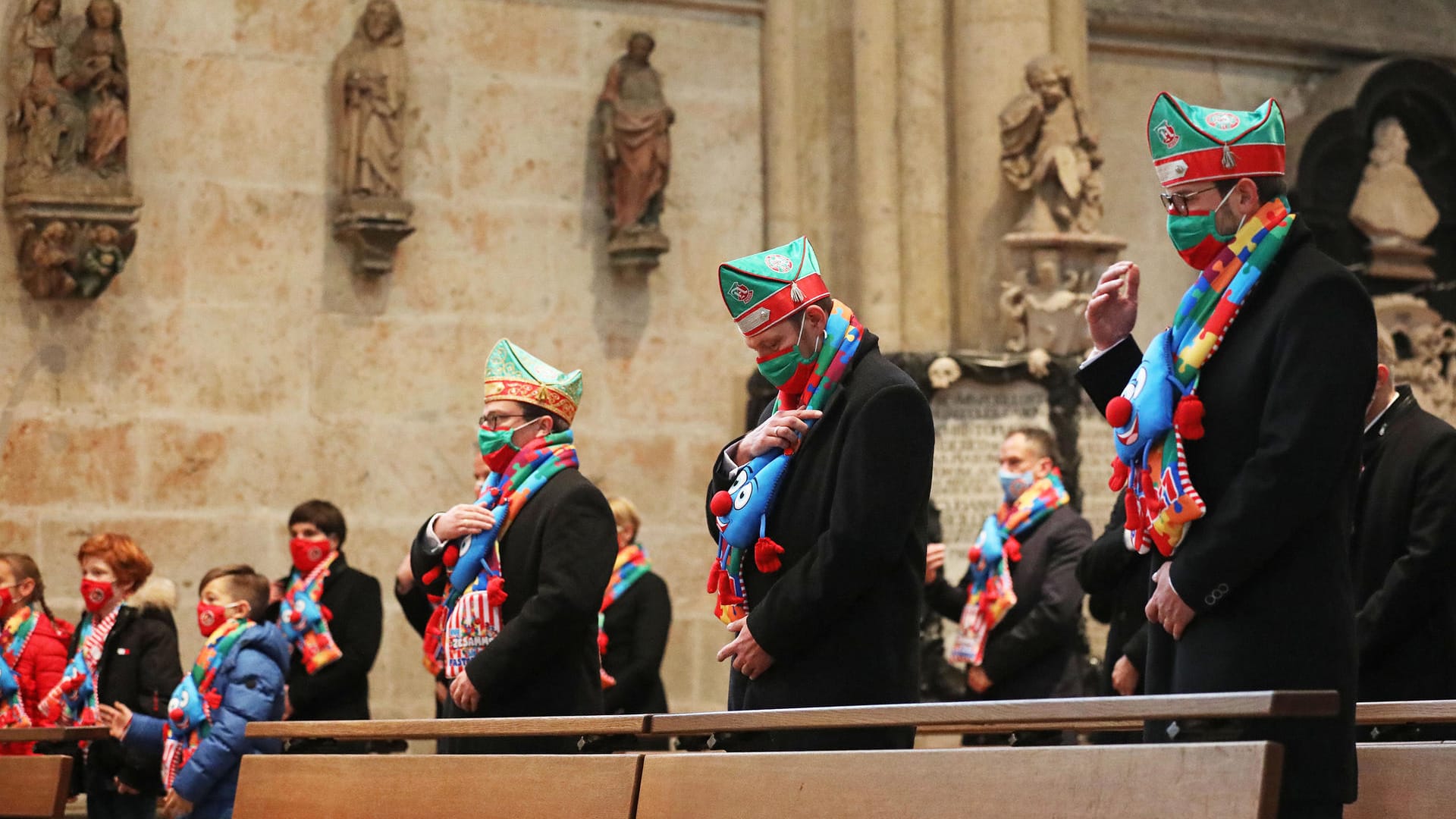 Mitglieder des Kölner Dreigestirns (vorne) und andere Karnevalisten beten im Dom: Wegen Corona ist der Auftakt der Karnevalssaison am 11.11. abgesagt.