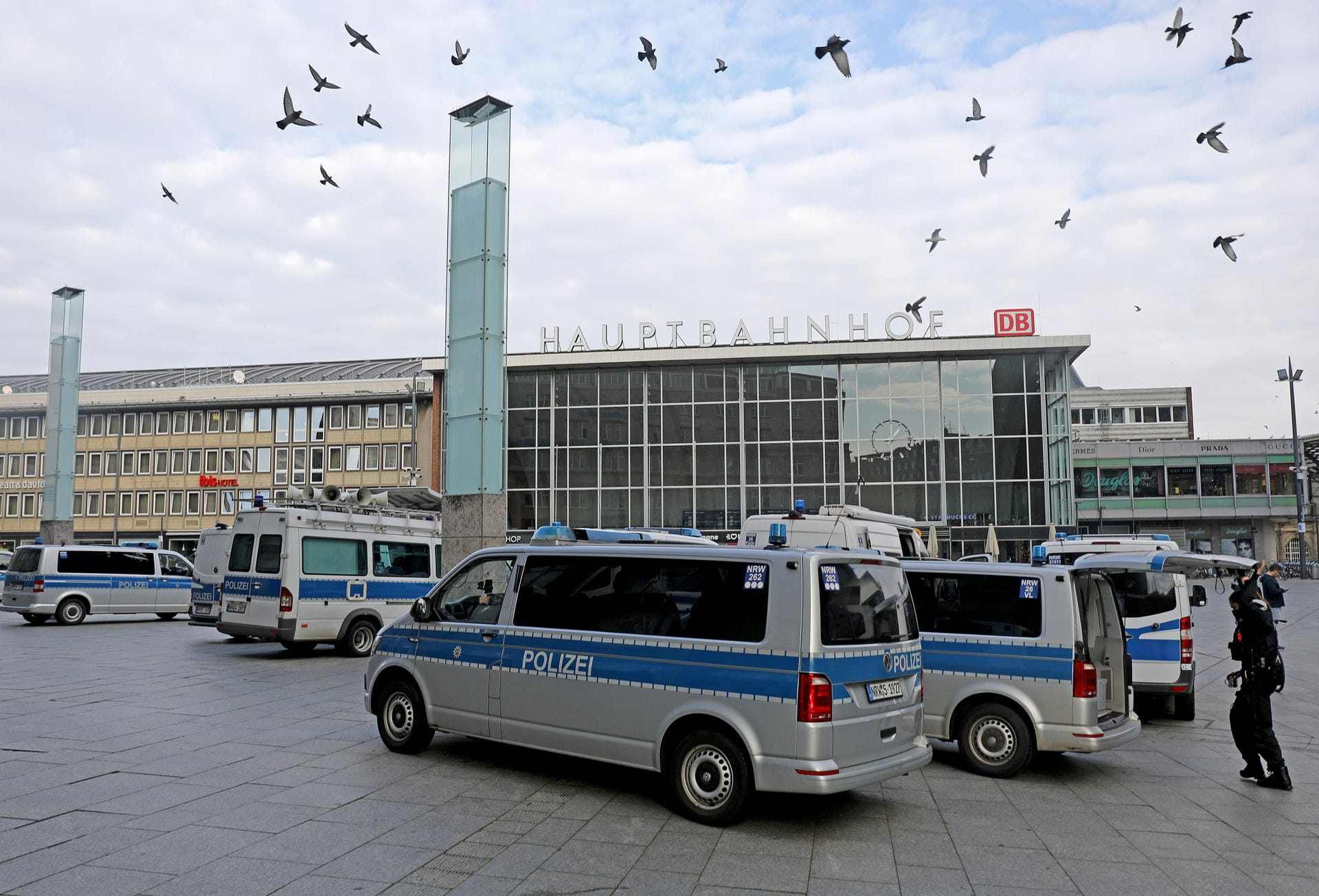 Polizeifahrzeuge stehen vor dem Kölner Hauptbahnhof: Mehrere Hundertschaften waren am 11.11. im Einsatz, um die Einhaltung der Corona-Regeln zu kontrollieren.