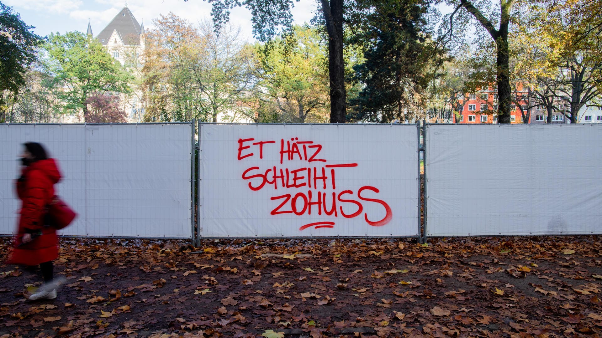 "Et Hätz Schleiht Zohuss" ("Das Herz schlägt zu Hause") steht auf einer Absperrung vor dem Rathenauplatz: Hier wird an den Karnevalstagen normalerweise ausgelassen gefeiert.