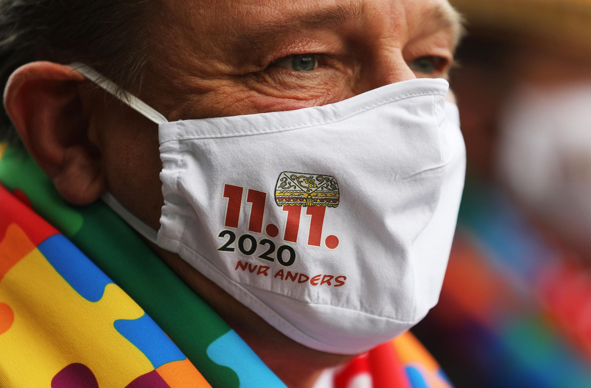 "11.11.2020 nur anders" steht auf der Maske eines Karnevalisten: Wegen der Corona-Pandemie musste der Karnevalsauftakt im Netz statt auf der Straße gefeiert werden.