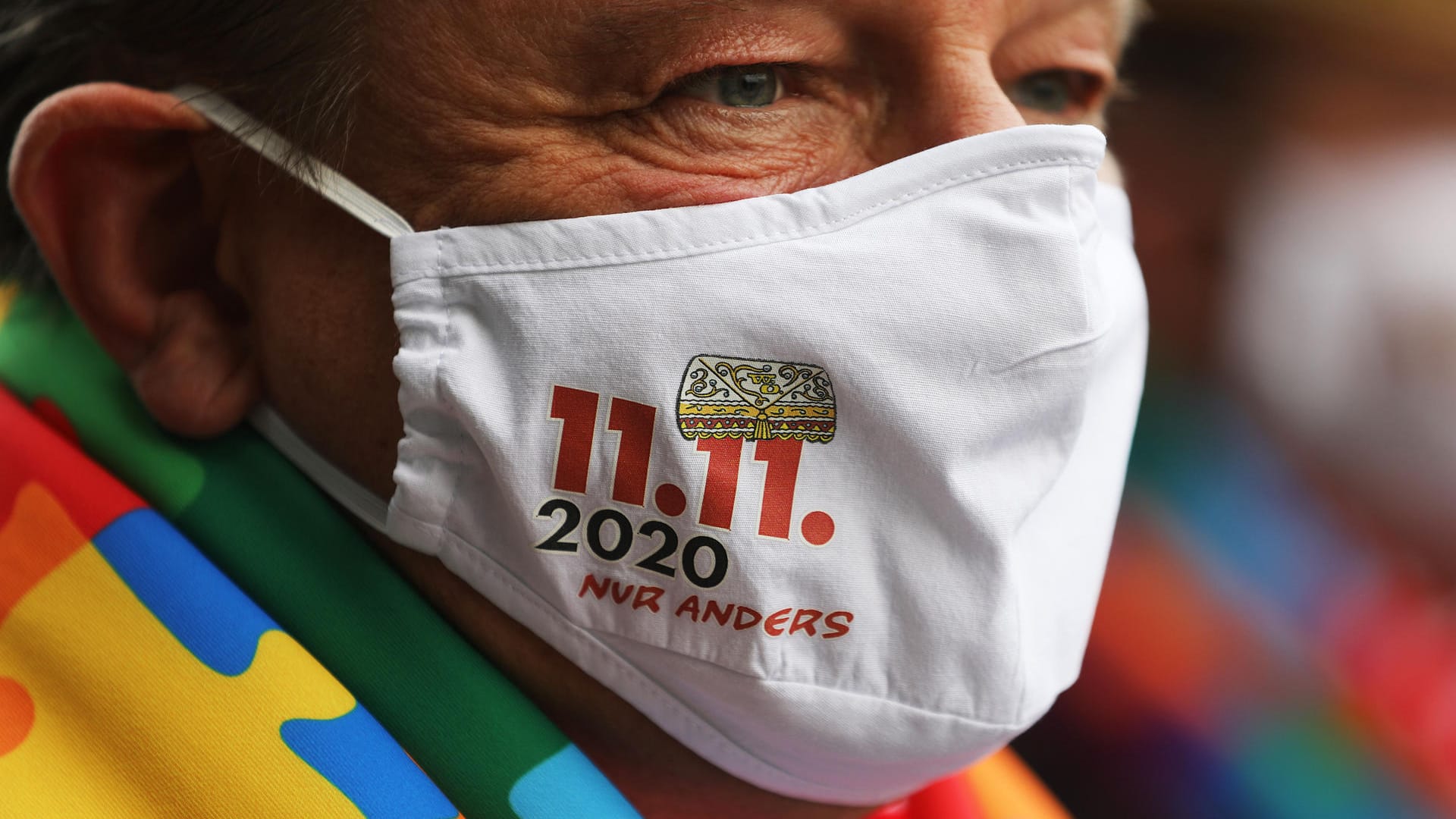 "11.11.2020 nur anders" steht auf der Maske eines Karnevalisten: Wegen der Corona-Pandemie musste der Karnevalsauftakt im Netz statt auf der Straße gefeiert werden.
