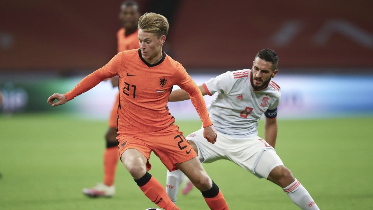 Frenkie de Jong (l) aus den Niederlande und Spaniens Koke trennten sich Unentschieden. Frenkie de Jong (l) aus den Niederlande und Spaniens Koke trennten sich Unentschieden.