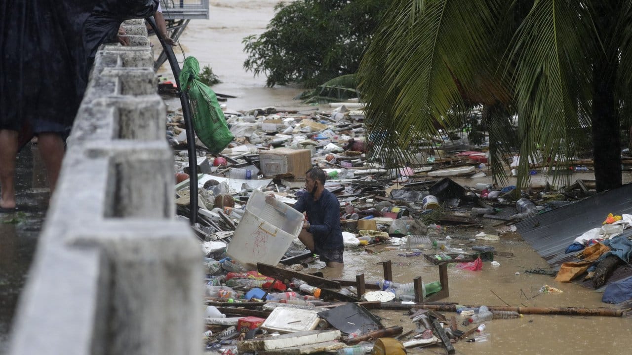 Ein Anwohner in Marikina versucht, Hab und Gut zu retten, während die Überschwemmungen weiter ansteigen.