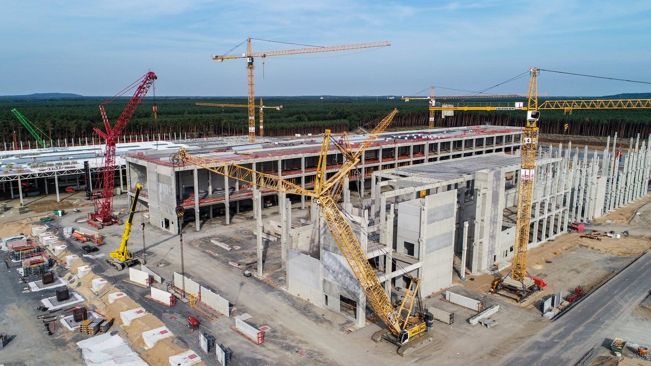 Blick über die Baustelle der Tesla-Fabrik (Luftaufnahme mit einer Drohne). Blick über die Baustelle der Tesla-Fabrik (Luftaufnahme mit einer Drohne).