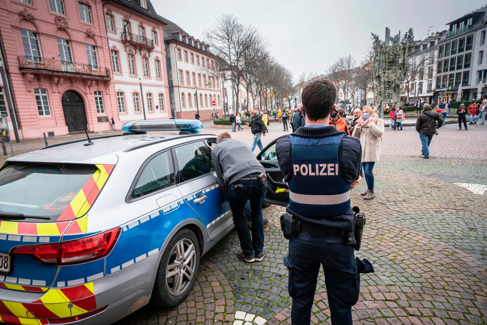 11.11. auf dem Schillerplatz in Mainz: Mitarbeiter des Ordnungsamtes bitten die Karnevalisten, den Platz zu verlassen. 11.11. auf dem Schillerplatz in Mainz: Mitarbeiter des Ordnungsamtes bitten die Karnevalisten, den Platz zu verlassen.