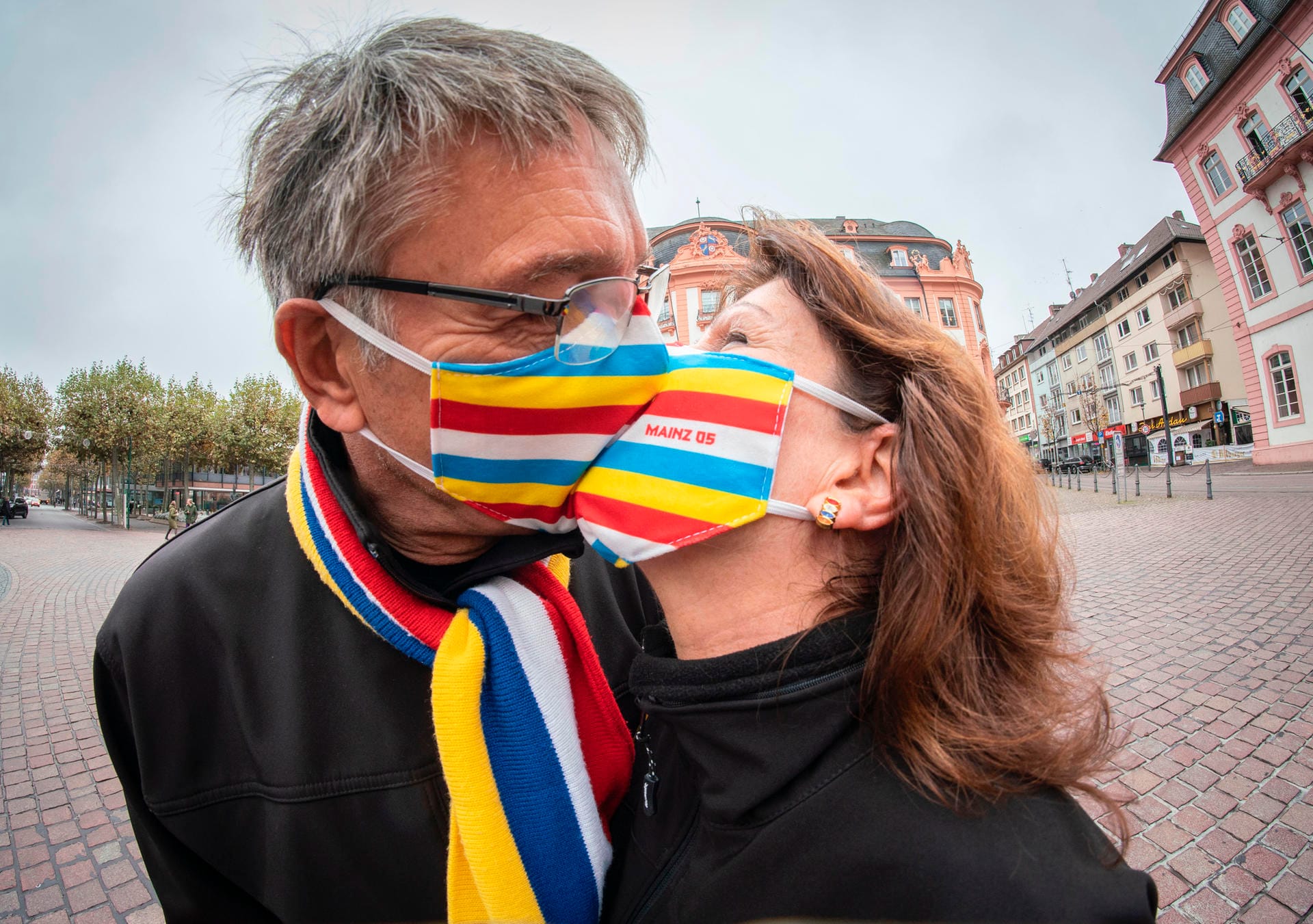 Zwei Karnevalisten küssen sich mit Masken von Mainz 05: In diesem Jahr ist die Maske ein fester Bestandteiler vieler Kostüme. Zwei Karnevalisten küssen sich mit Masken von Mainz 05: In diesem Jahr ist die Maske ein fester Bestandteiler vieler Kostüme.