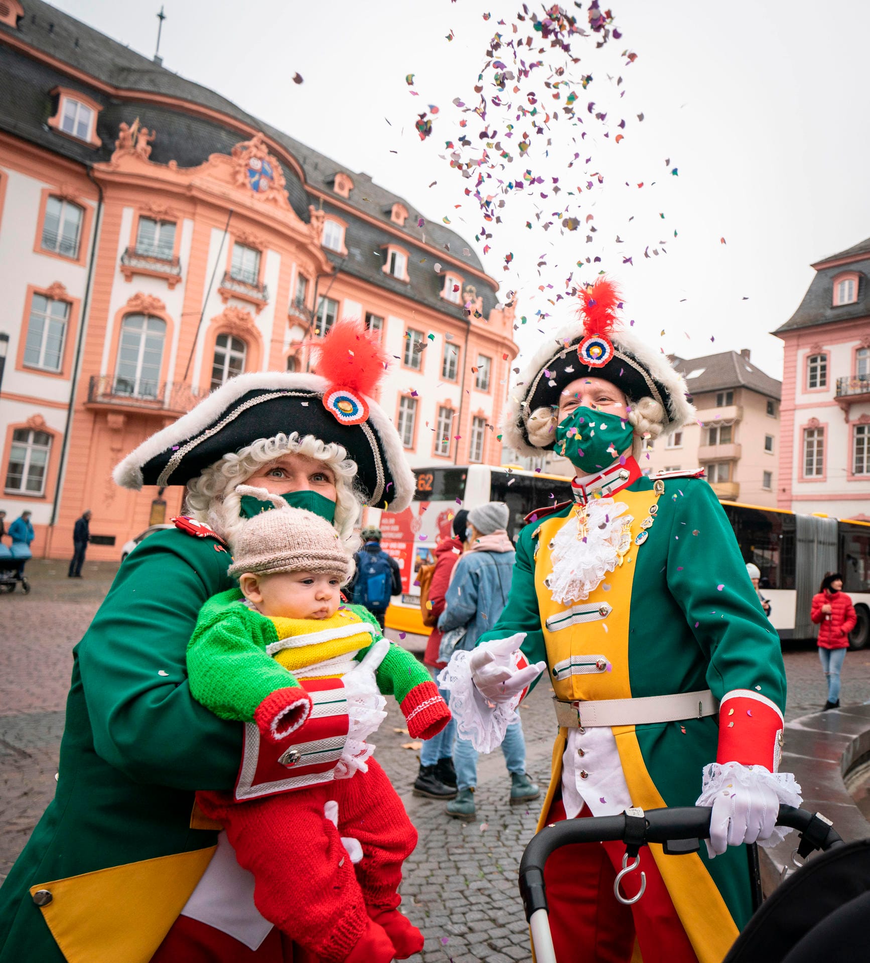 Zwei Mitglieder der Mainzer Garde mit ihrer Tochter: Das Kleinkind trägt eine gestrickte "Uniform". Zwei Mitglieder der Mainzer Garde mit ihrer Tochter: Das Kleinkind trägt eine gestrickte "Uniform".