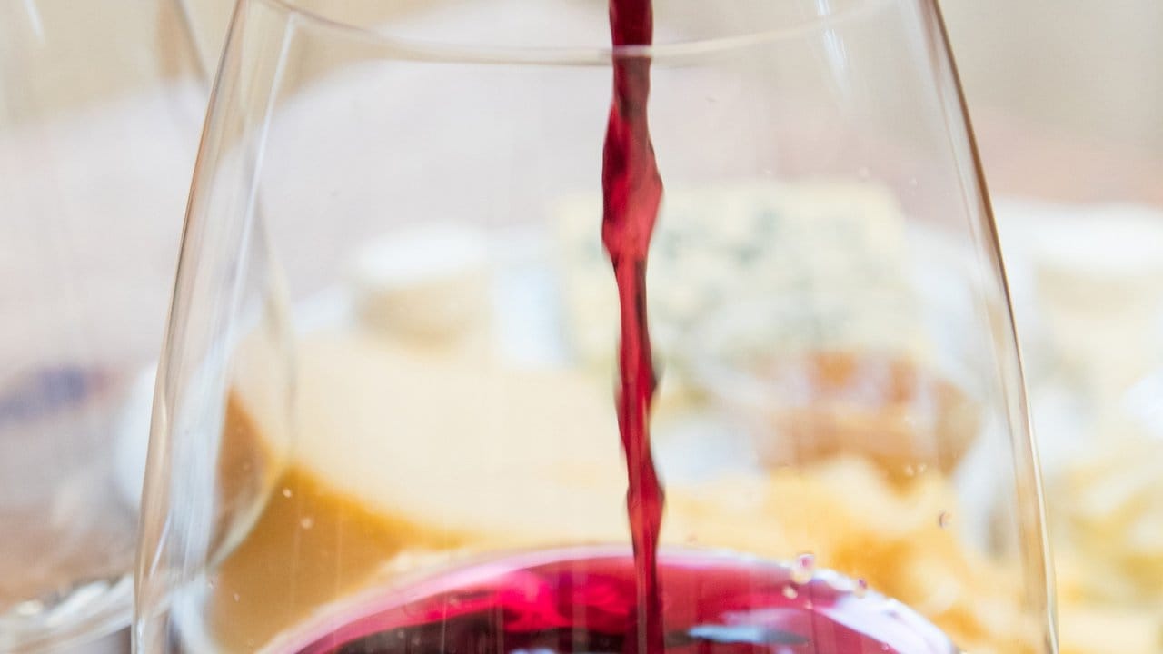 Erstmal ein Glas Rotwein zur Entspannung? Wer Alkohol immer wieder bewusst zum Herunterkommen nutzt, sollte über seine Trinkgewohnheiten nachdenken. Erstmal ein Glas Rotwein zur Entspannung? Wer Alkohol immer wieder bewusst zum Herunterkommen nutzt, sollte über seine Trinkgewohnheiten nachdenken.