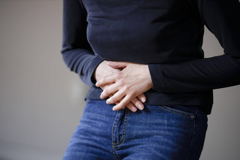 Magen-Darm-Beschwerden: Symptome wie Bauchschmerzen, Übelkeit und Erbrechen können ebenfalls auf eine Infektion mit dem Coronavirus hinweisen.