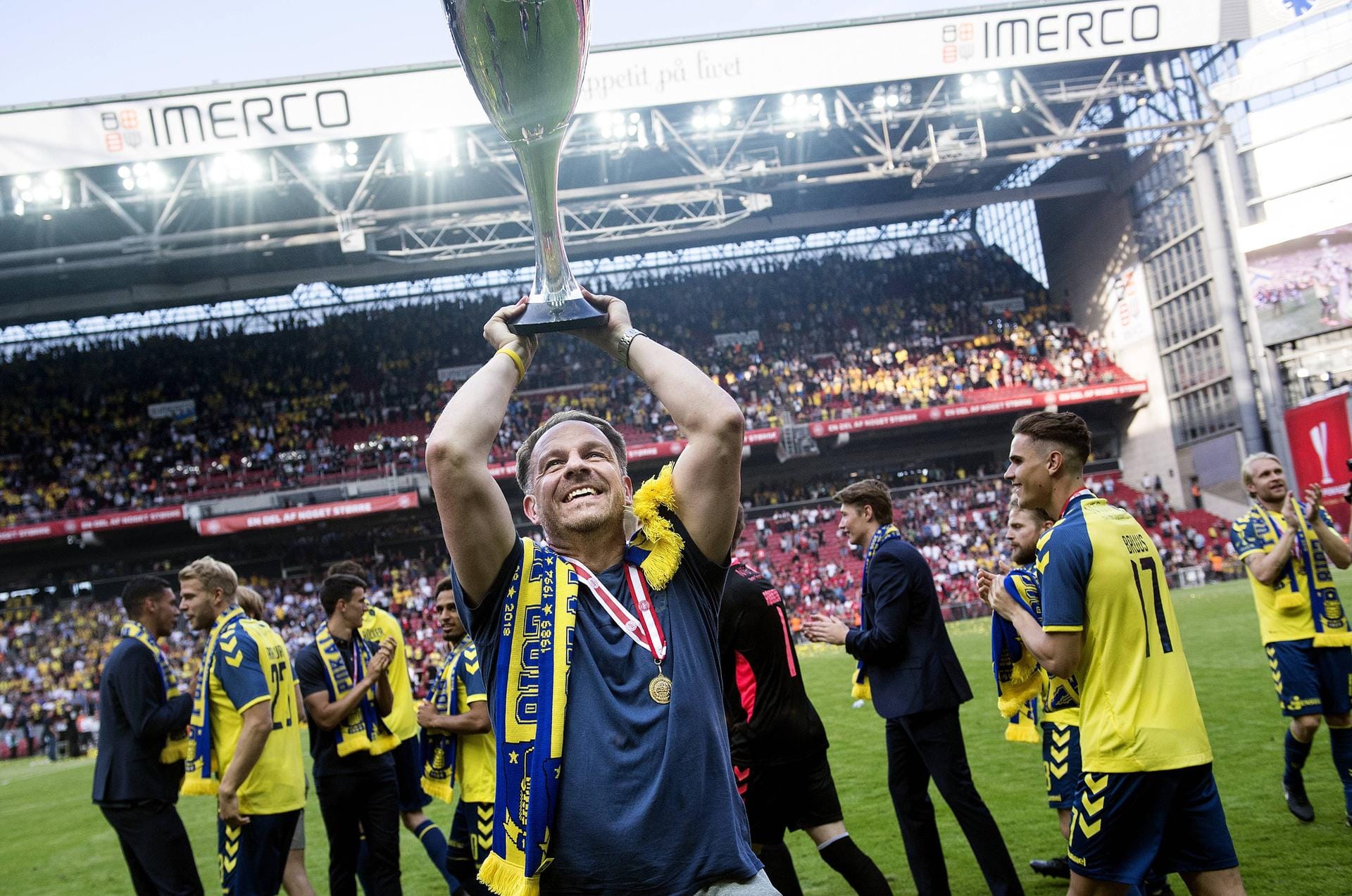 Als Alexander Zorniger in Dänemark Pokalsieger wurde, feierte er den Titel mit Bröndby IF. Bröndby Kopenhagen war es zumindest nicht, denn es existiert kein Verein mit diesem Namen im dänischen Fußball-Oberhaus.