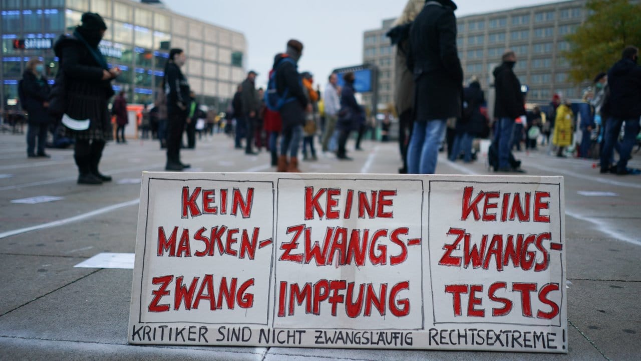 In Berlin kamen Menschen unter dem Motto "Wiederherstellung der Grundrechte" auf dem Alexanderplatz zusammen um gegen Corona-Einschränkungen zu demonstrieren.
