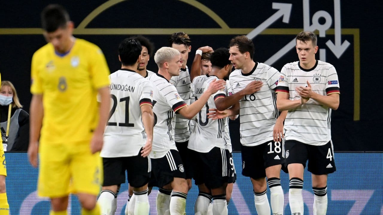 Timo Werner (M) von Deutschland jubelt nach seinem Treffer zum 2:1 mit seinen Teamkollegen. Timo Werner (M) von Deutschland jubelt nach seinem Treffer zum 2:1 mit seinen Teamkollegen.