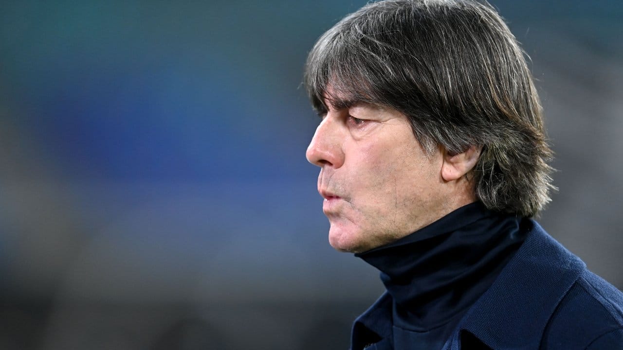 Bundestrainer Joachim Löw tritt die Reise zum Auswärtsspiel nach Spanien trotz der Coronavirus-Pandemie ohne größere Sorgen an. Bundestrainer Joachim Löw tritt die Reise zum Auswärtsspiel nach Spanien trotz der Coronavirus-Pandemie ohne größere Sorgen an.
