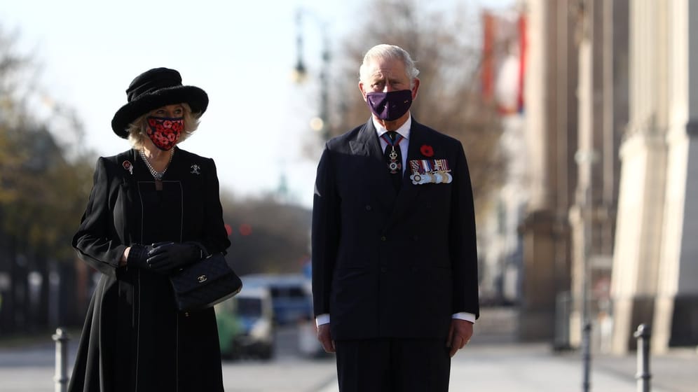 Prinz Charles und seine Ehefrau Camilla vor der Neuen Wache in Berlin.