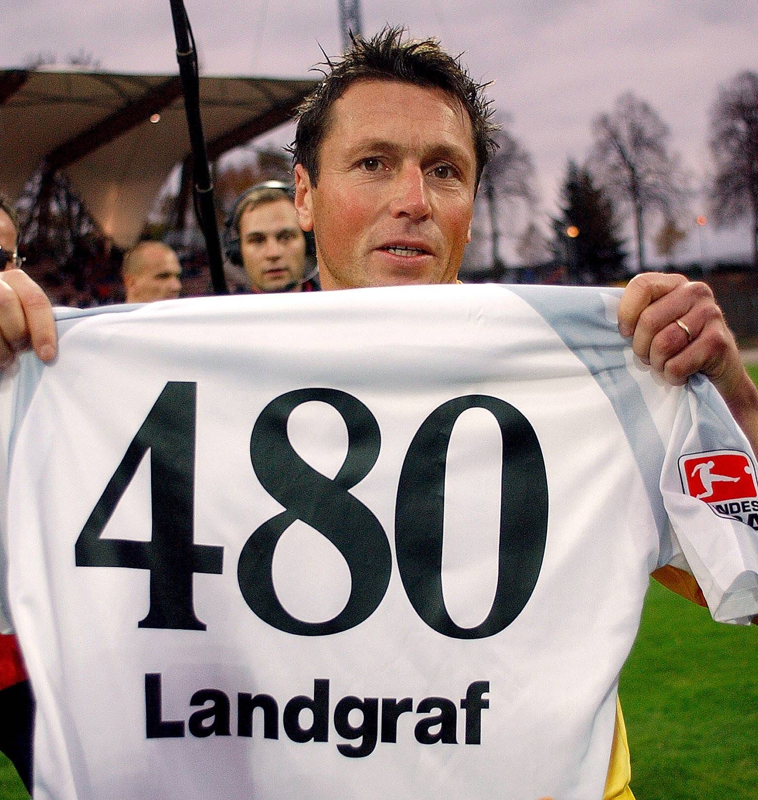 Willi Landgraf ist der Rekordspieler der 2. Bundesliga. Doch bei 480 Partien war für ihn noch lange nicht Schluss. Auch andere Fußball-Legenden haben beeindruckende Spielstatistiken. Klicken Sie sich durch die unsere Fotoshow.