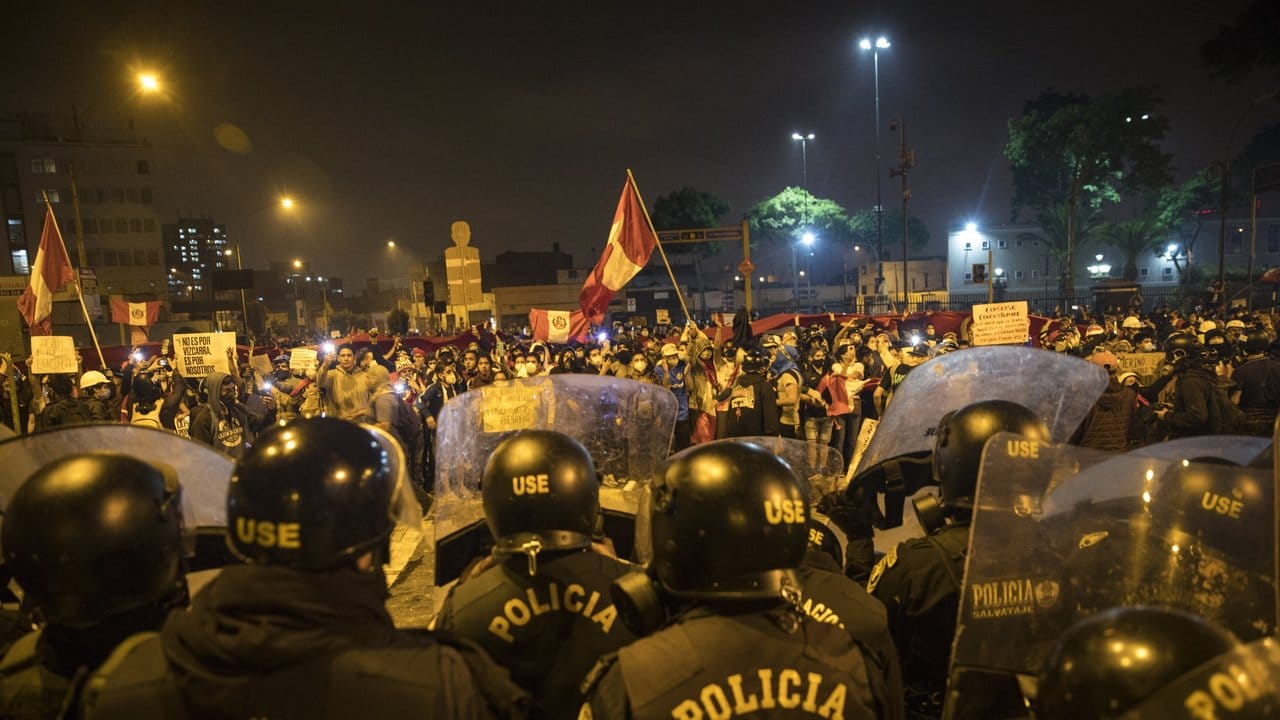 In Lima stehen sich Polizisten und Demonstranten gegenüber.