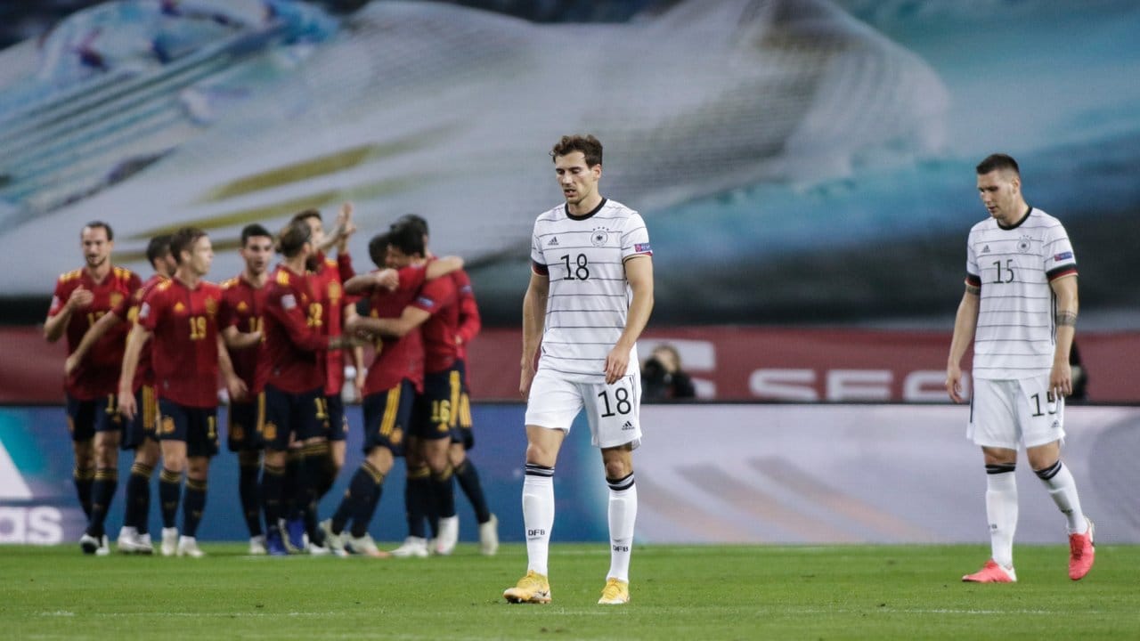 Während Spaniens Spieler einen Treffer feiern lassen Leon Goretzka (M) und Niklas Süle (r) enttäuscht den Kopf hängen. Während Spaniens Spieler einen Treffer feiern lassen Leon Goretzka (M) und Niklas Süle (r) enttäuscht den Kopf hängen.