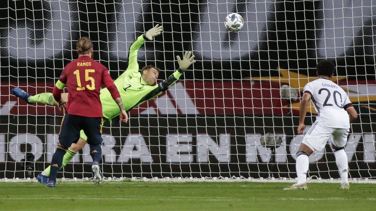 Torhüter Manuel Neuer (M) kann das Tor zum 1:0 von Spaniens Morata nicht verhindern. Torhüter Manuel Neuer (M) kann das Tor zum 1:0 von Spaniens Morata nicht verhindern.