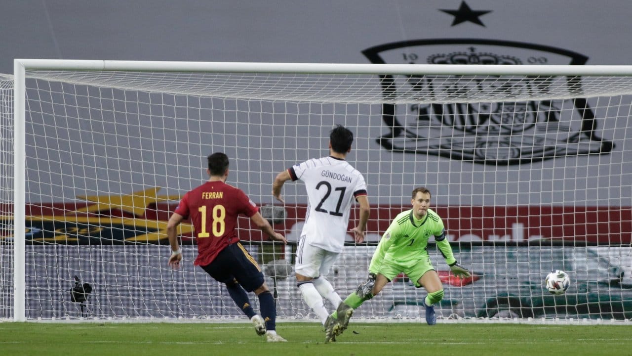 Spaniens Ferran Torres (l) erzielt das Tor zum 5:0 gegen Deutschlands Torhüter Manuel Neuer. Spaniens Ferran Torres (l) erzielt das Tor zum 5:0 gegen Deutschlands Torhüter Manuel Neuer.