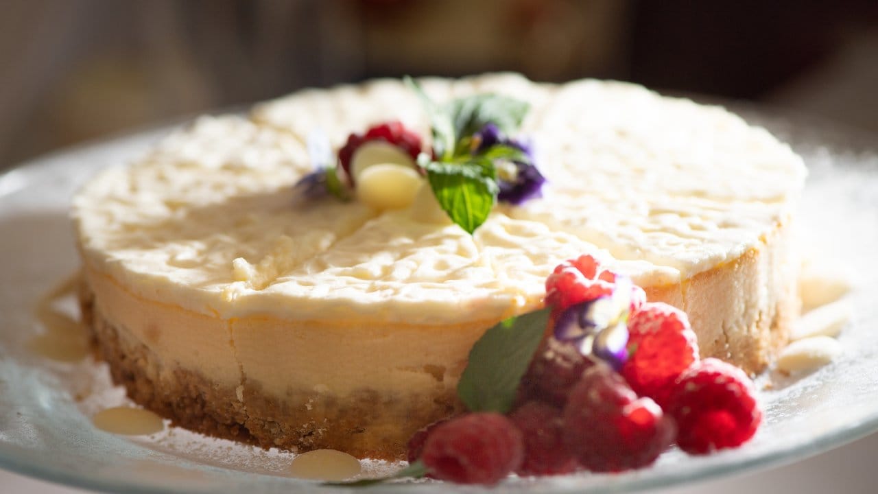Schön hoch, cremig und locker soll der Käsekuchen aussehen. Schön hoch, cremig und locker soll der Käsekuchen aussehen.