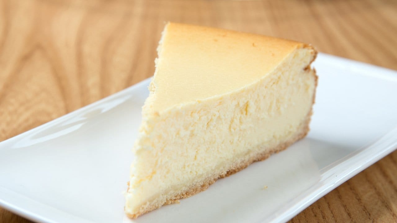 Warum heißt ein Kuchen aus Quark Käsekuchen? Weil ein angeschnittenes Stück davon aussieht wie ein Stück Käse, sagt der Volksmund. Warum heißt ein Kuchen aus Quark Käsekuchen? Weil ein angeschnittenes Stück davon aussieht wie ein Stück Käse, sagt der Volksmund.