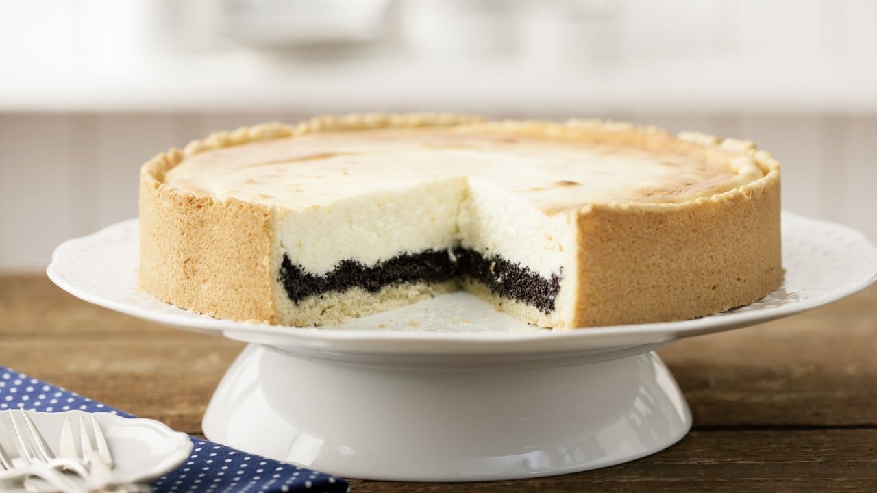 Käsekuchen kann auch mit einer Mohnmasse gefüllt werden. Käsekuchen kann auch mit einer Mohnmasse gefüllt werden.