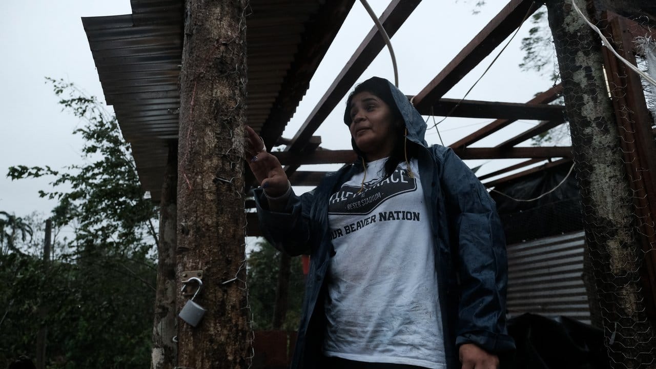 Eine Frau steht vor ihrem Haus, das vom Hurrikan "Iota" in Siuna zerstört wurde.