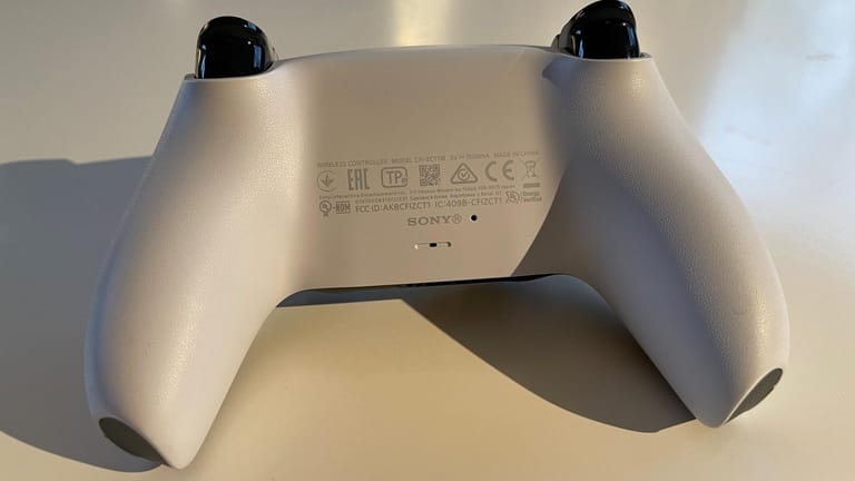 Die Unterseite des PS5-Controllers ist im Bereich der Fingerwölbungen aufgeraut.