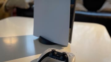 Die Playstation 5 sieht aus wie ein Alien-Schiff, das im Wohnzimmer gelandet ist. Statt der schwarzen Farbe der Vorgängerkonsole ist diesmal Weiß mit scharzen Akzenten die dominierende Farbe.