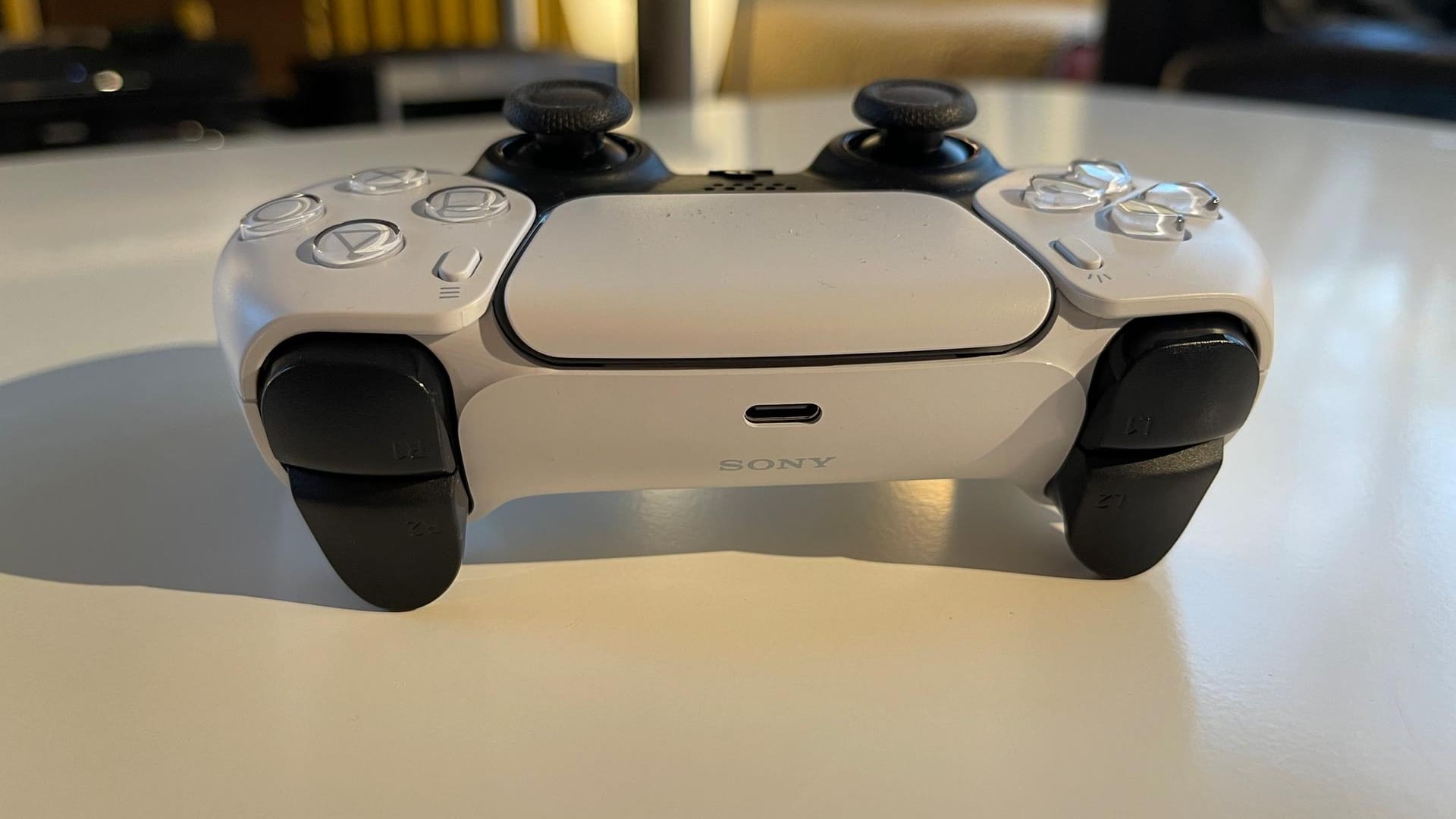 Das sieht man auf am neuen Dual Sense Controller, auf den Sony zurecht stolz ist.