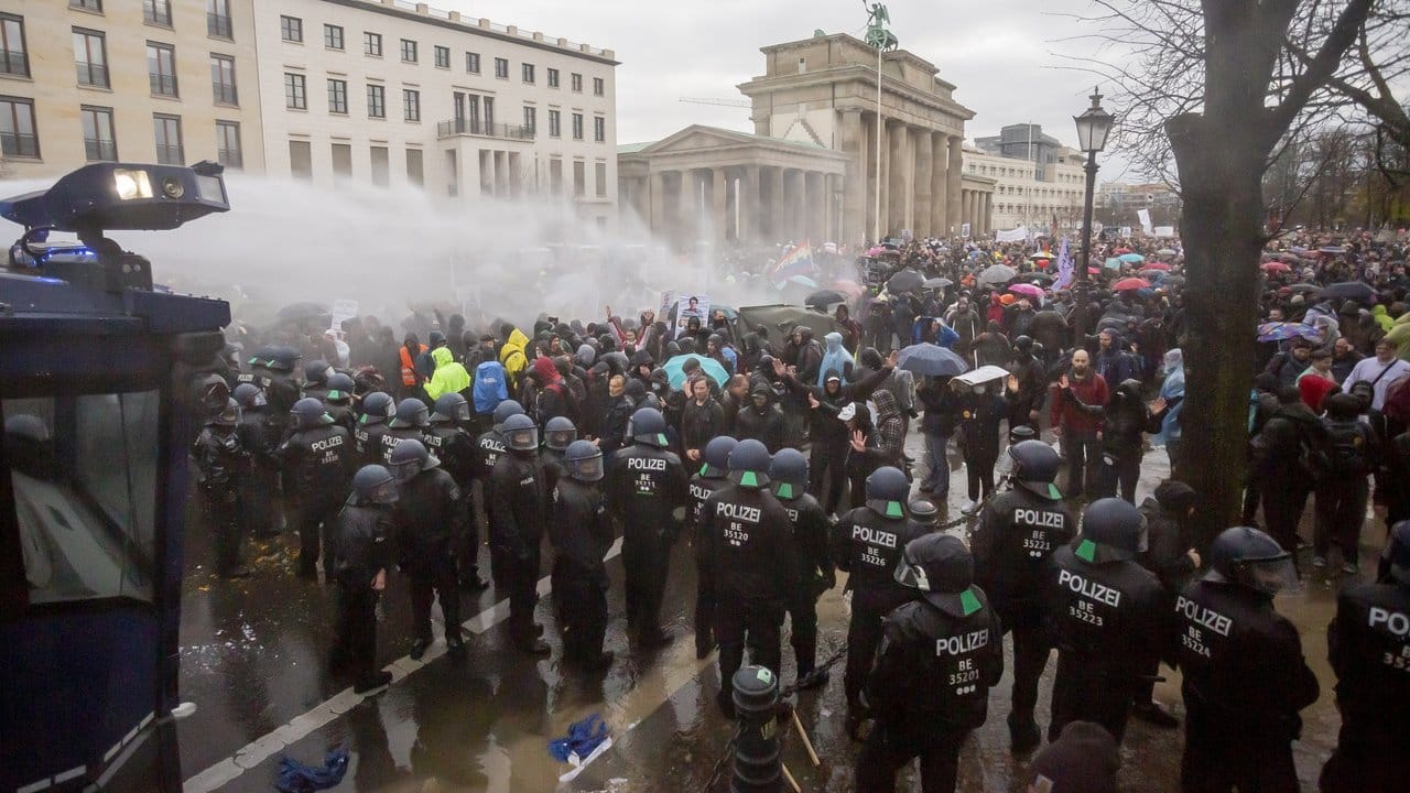 Die Polizei setzt Wasserwerfer gegen die Demonstranten ein.