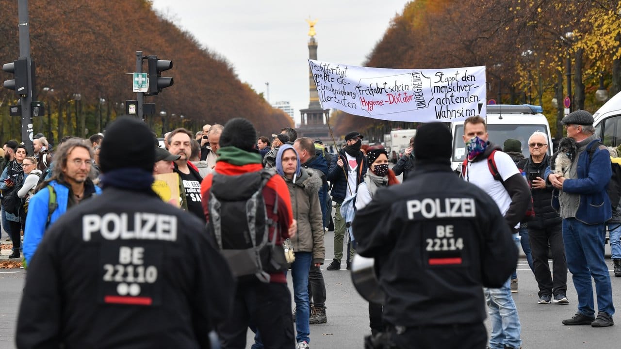 Teilnehmer der Demonstration potestieren nahe dem Brandenburger Tor.