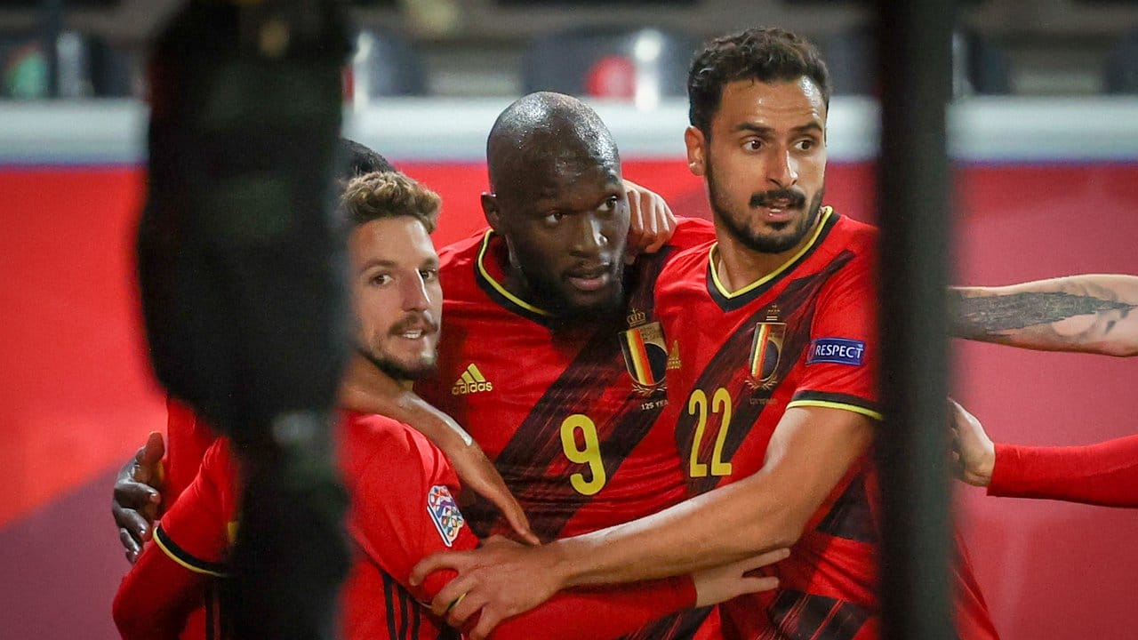Der Belgier Romelu Lukaku (M) feiert sein Tor im Spiel gegen Dänemark mit Teamkollegen.